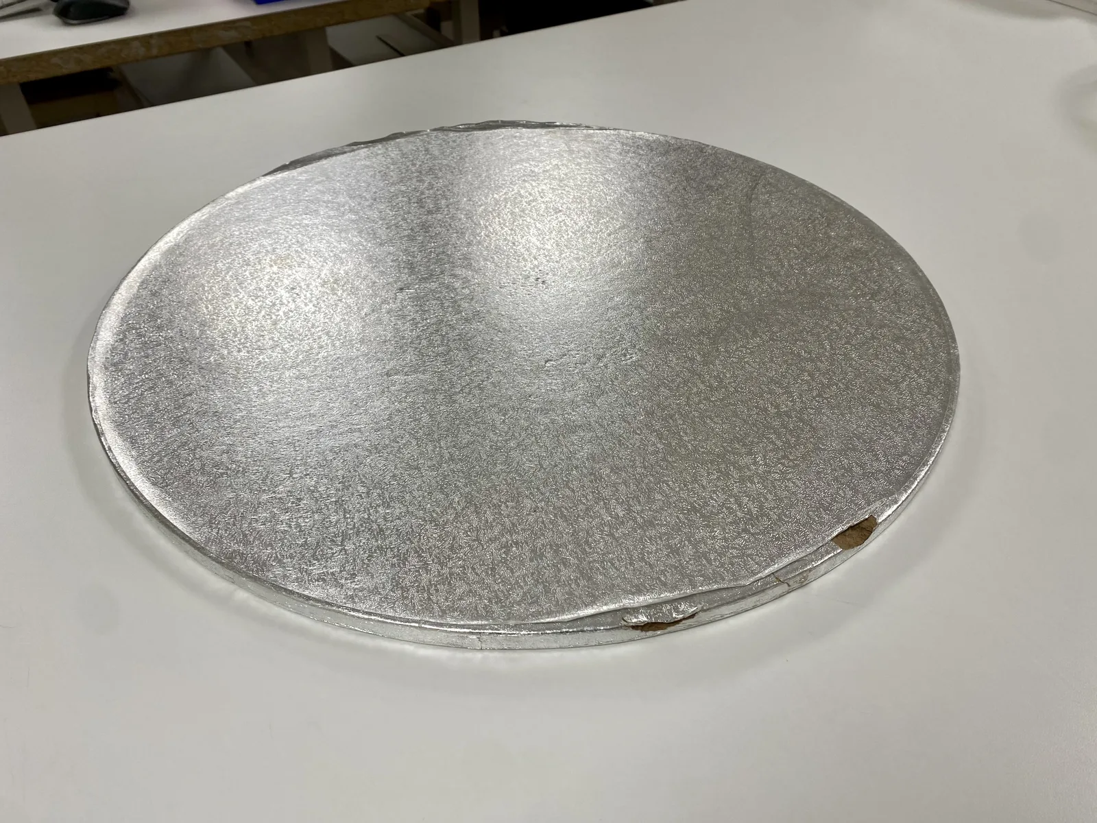 Round 20-inch silver cake drum