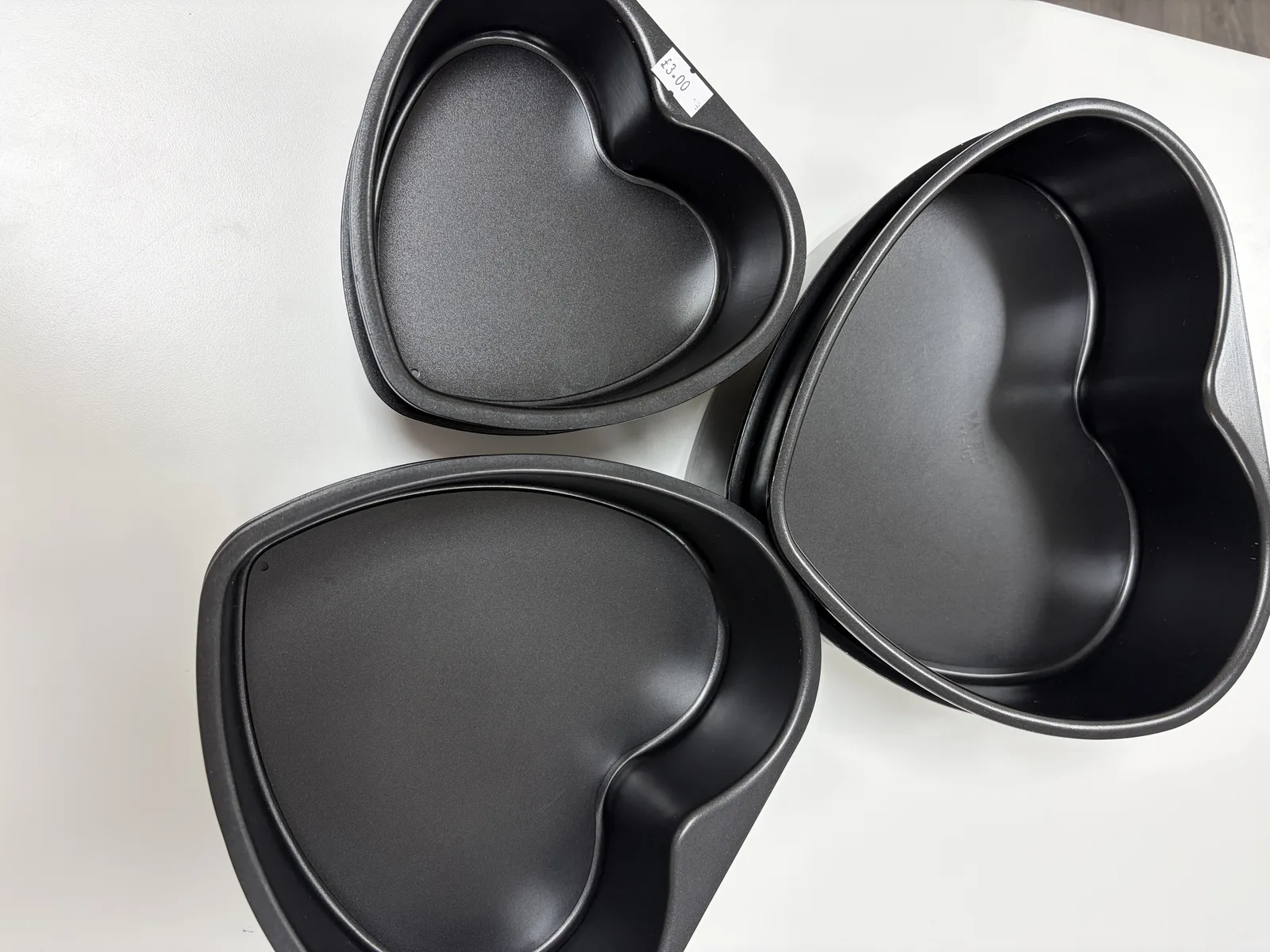 Set of 3 heart-shaped loose-bottom cake tins